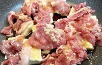 コレ作るために【豚こま肉と豆腐1丁】買ってくる〜！！生のまま全部入れるだけ！？“包丁なし”メイン爆誕「甘辛ご飯泥棒！」夫が猛スピード完食