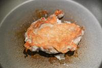 え？今までなんだったの〜！？【フライパンに油は引かないで！？】調理家が教える“肉をカリッカリに焼く裏ワザ”に「早く知教えてよ(泣)」今後はこれ一択！