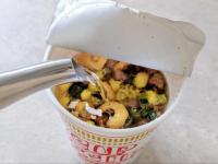 【カップ麺は熱湯じゃないとダメでしょ？】←いいえ、違います！「実は警視庁も…」プロが明かす“裏ワザ”→「マジか」「今まで損してた」