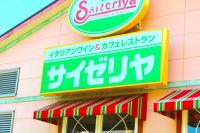 なんじゃこりゃぁーー！【サイゼリヤがやりよった】普通に注文できたが「不安になるほど黒い…」「おいおい大丈夫かこれ…」→お味はまさかの…！？