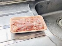 【鶏肉は洗う？洗わない？】"農林水産省"も警告「盛大に菌を撒き散らしてる!?」→プロの答えに驚愕…一生覚えとく！！