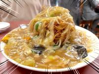 マツコさんも「んーー！んまい！」と大絶賛！【神奈川の町中華】重さ1kg超えの爆盛りメニュー！「1人前で考えたらこれワンコイン以下だよ…！」