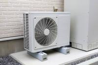 やってたらすぐやめてー！【物議】室外機「湿ったタオルや水かけてエアコン代が半減」→大手メーカーの警告に「え!?」「知らなかった…」適切な方法とは