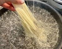 【もう、そうめんはもう茹でないで！？】大バズり“そば屋のおばあちゃん”直伝「吹きこぼれない」「茹でた麺がくっつかない」新常識な茹で方