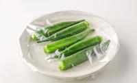 【オクラ余ってる人〜！全員やってみて！】もう茹でなくてよかった(泣)…野菜のプロが教える「レンジで◯秒」「互い違いに並べて…」テクが神