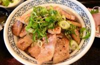 「肉ドーーン！！」「ごはん大盛り無料」で満パン！本当は秘密にしたい【千葉の超お得ランチ】常連客が次々来店「すごい…刺身までついてくる！」