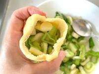 【お願い！油揚げあったらネギ詰めて焼いてみて！】丸々2本のネギ瞬殺！「こいつぁビール進んでしゃーない！」「めちゃくちゃシャキシャキ♪」