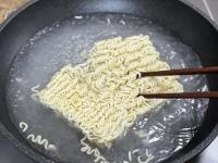 【袋麺はもう一生コレ！！】「ラーメン百名店」の店主が教える「飛び上がるほど美味しくなる」食べ方！すするたびに旨み広がるう〜