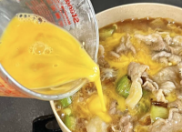 【豚こま肉と卵2個あったら…】"土井善晴さん"はこう食べるのね！！卵ふわっふわ(泣)の秘密「うまっ！」「親子丼じゃない新定番」簡単"丼メイン"