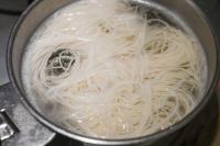 【家に余った"そうめん"ある人、全員やってみてーー！】まるでラーメン屋さん…！めんつゆにアレ「大さじ1/2」入れるだけ「2束ペロリだよ(泣)」