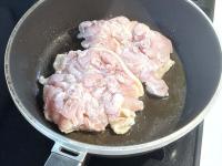 【お願い！鶏もも肉あっても唐揚げにしないでーー！】"あの液体ドボン"で「レストランのよう…」「米にもパスタにも合う」めちゃ旨メイン爆誕