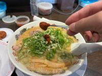 店内満席はテレビの影響か！？「こんなウマい一杯が食べられるとは...」「営業マン流最高のこってり！」腹パン確定”半チャーハン”セット