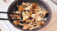【舞茸、こう食べればよかったのね！？】1袋ペロリだよ(泣)「もう炊き込みご飯にしない！」「おつまみにいい」"アレ"で炒めると猛烈に旨いぞ