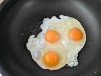 【チャーハンはもう一生コレ！！】卵はもう溶かないで！？「目玉焼きにした方がパラパラ」SNSでバズってたのでやってみた「前に戻れない(泣)」