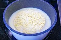【インスタント麺はもう一生コレ！！】"ラーメン屋店主"が教えるアレンジ→ここまで変わるのか！「完全にお店の味…」調理時間たった5分で別物に！