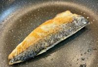 【お願い！塩サバはそのまま焼かないでー！？】プロがこっそり教える「"あの粉"でフライパンでも皮パリッパリ」テク！家族「お店の味」「全然違う」