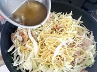 【焼きそばに「ソース」入れちゃう人〜！全員やってみて！！】和田明日香さんのうんまい食べ方→「最高だね」「やられた～！」素晴らしい