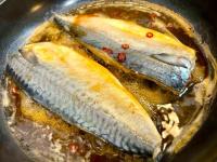 【お願い！サバはもう焼かないで…！！】"フライパンに全部ドボ〜ン"が大正解→夫「これウマっ！」「白米消える(泣)」照りっ照り濃厚味