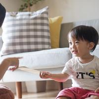 不自然な瞬きが増えた!?弟の誕生をきっかけに長男が「チック症」を発症して…【体験談】