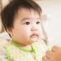 「味をしめたか!?」赤ちゃんが濃い味を知って薄味を食べなくなった…対処法は?