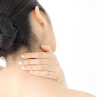首と肩がガッチガチ…妊娠中の首と肩のこりについて助産師がアドバイス
