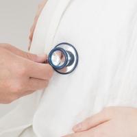 妊婦健診で「卵巣が腫れている」と言われて不安…。治療は必要?