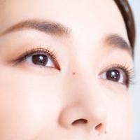 「え、肌に針を刺す?」ひと晩貼るだけでシワシワの目元にハリが!【体験談】