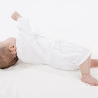 寝返りしたけど戻れない!赤ちゃんの「寝返り返り」って練習は必要ですか?【助産師に相談】