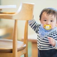 「ギャー!」息子がつかまり立ちから転倒!右目が見る見るうちに腫れあがり…【ヒヤリハット体験談】