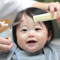 「セルフじゃ限界…」髪が伸びるのが早い息子、1歳1カ月で美容院デビューしました!