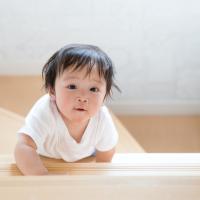 階段が大好きな息子。無事にのぼりきって安心した瞬間…!不注意で痛い思いをさせてしまい、ごめんね…
