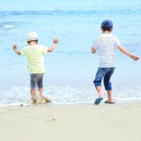 「だから言ったのに…!」危機意識が低く子どもをよく見ていない夫。海水浴場で事件が…!【体験談】