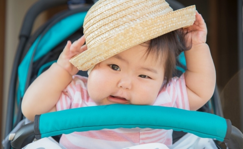 「元気だったのに急にぐったり…」原因は“地面の近さ”！？赤ちゃんを守るためのベビーカー熱中症対策とは