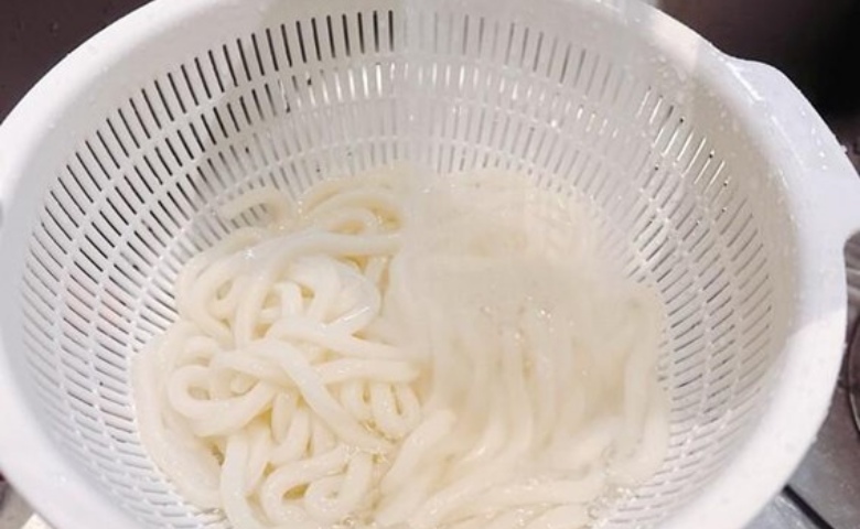 【楽すぎてそうめんに戻れない！】山本ゆりさんの“冷凍うどん×サバ缶ぶっかけうどん”に「夏中リピ」「激うま！」