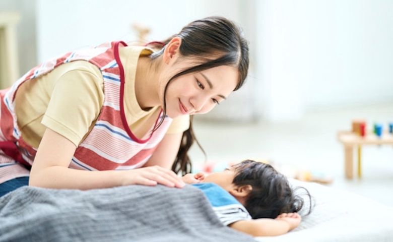 保育士「その声かけ、NGです！」夏のお昼寝のコツ→「寝ようか？」と子どもに聞かないで！正解は？