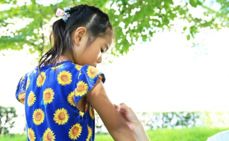 医師「小さな虫刺されも油断NGです」夏に起こりやすい【子どもの肌トラブル】悪化させないためには？