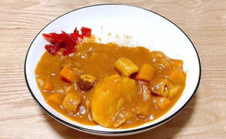 【もう肉には戻れない!】あの定番食材をインすると!カレーが「むしろ本場っぽい」「家族完食」