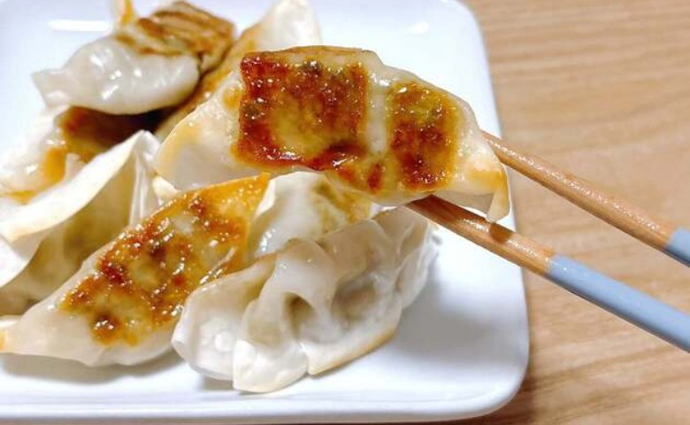 【お願い、もうフライパンで焼かないで！？】冷凍餃子はこの方法が正解！「カリカリ食感最高」家族でどハマり！