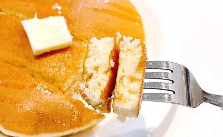 【お願い!そのまま焼かないで】ホットケーキミックスに“あの調味”大さじ1/2入れると「ふわっふわ♡」家族感動!