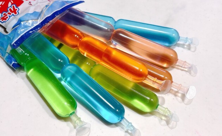 【やらなきゃ損!】もうポッキンアイスは折らないで!新しい裏技食べ方に「味変が神」「子どもが歓喜」と話題