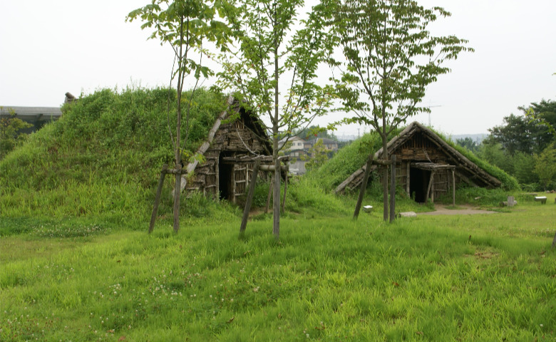 気分は縄文人！4000年前にタイムスリップできる「縄文の森広場」に親子でハマる！施設担当者に聞いた子連れお出かけポイント【宮城県】