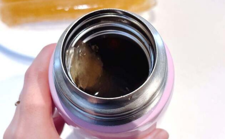 【やってたらすぐやめて〜！】水筒に麦茶入れるだけはNG「冷たくて薄まらない」「家のもので完結」考えた人天才すぎ！
