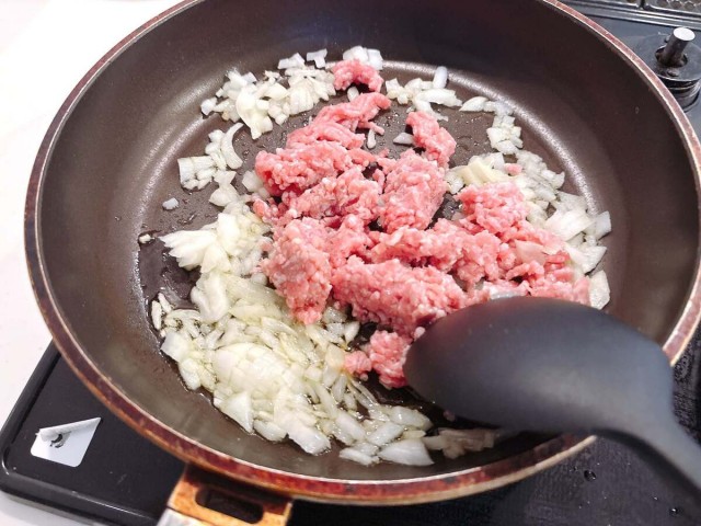 キャベツとひき肉のオムレツ