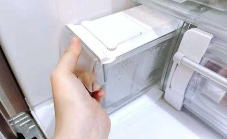 【お願い！製氷機にその水、入れないで！】「やっちゃってた〜」の声続出！カビ発生や雑菌繁殖の原因に！