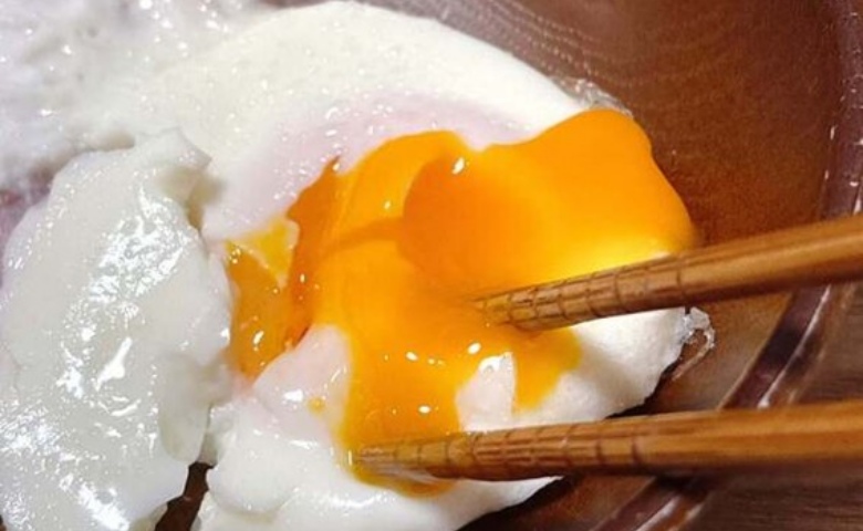 【もういつもの目玉焼きには戻れない！】家にある粉かけるだけ！激安卵→高級卵？旨味爆発「ヤバすぎ」「うますぎる！」
