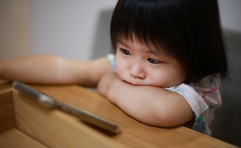 「ごはん食べたら動画ね」実はキケン！？→小児科医が解説！子の成長を妨げない、インターネットとの付き合い方