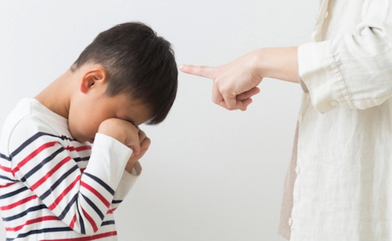 【保育士が警告】「片づけないなら捨てるよ」はしつけじゃなく“脅し”です！→子どもの心を傷つけるNGワード