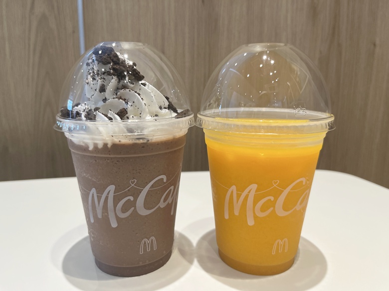 「クッキー＆クリームチョコフラッペ」と「マンゴースムージー」