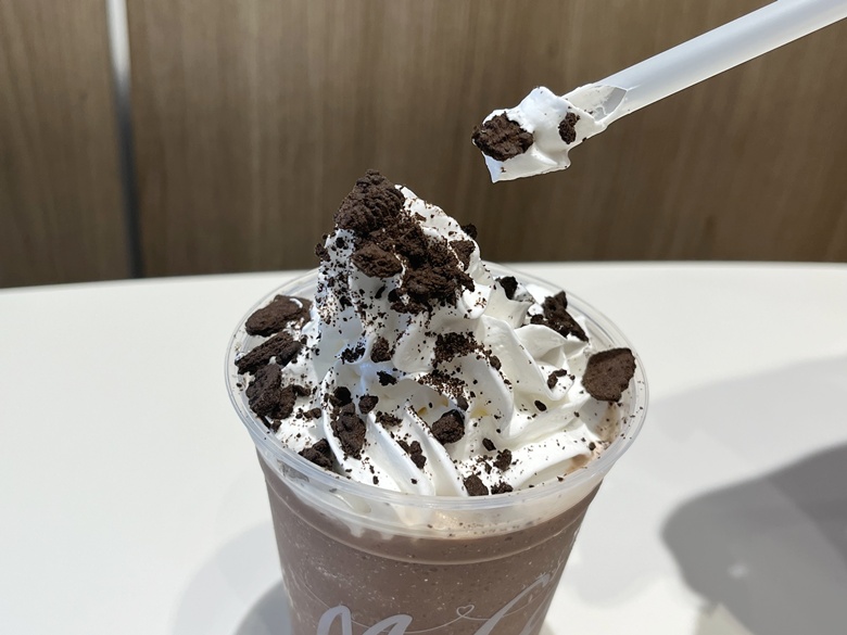 チョコのコクがUP！「クッキー＆クリームチョコフラッペ」