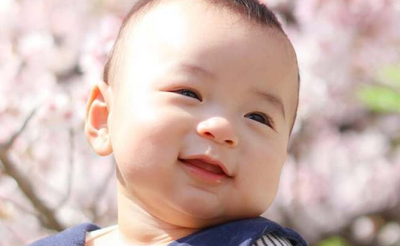 尊すぎる…！桜×笑顔にきゅん♡見ているだけでほっこり。春の赤ちゃん・子どもたちのかわいい瞬間6選